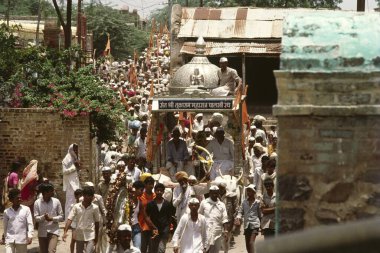 Pandharpur yatra, maharashtra, Hindistan 'da bir köyden geçen geçit töreni. 