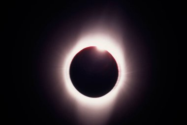 Toplam Güneş Tutulmasına Görkemli Bakış, Maniya, Madhya Pradesh, Hindistan