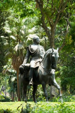 Bombay 'daki Jijamata bahçesinde Kral VII. Edward ve kala ghoda' nın heykeli.