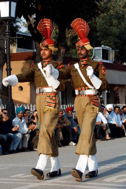 Hindistan-Pakistan uluslararası sınırı, Wagah sınırı, Attari, Punjab, Hindistan 'da bayrak indirme töreni sırasında Hindistan Sınır Güvenlik Gücü askeri   