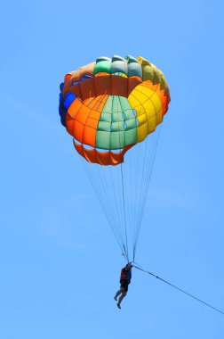 Pattaya Adası, Tayland 'da mavi gökyüzünde paraşütle atlama