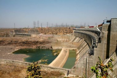 Hindistan Madhya Pradesh 'in Khandwa ilçesindeki Punasa köyüne 10 km mesafedeki Indira Sagar Projesi çok amaçlı Narmada nehri üzerinde dimdik ayakta duruyor. 