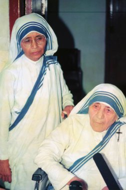 Rahibe Teresa ve Rahibe Nirmala.  