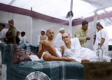 Mahatma Gandhi ve Mahadev Desai 8 Ağustos 1942 'de Hindistan, Asya' daki Kongre Komitesi toplantısında. 