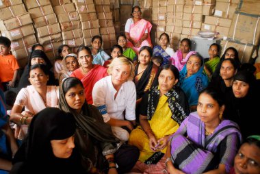 Sabine Christiansen, Amrae 'deki kadınlarla konuşurken Nehru Nagar' daki bir sivil toplum örgütü, Golibar Slum; Santacruz; Bombay Mumbai, Maharashtra, Hindistan  