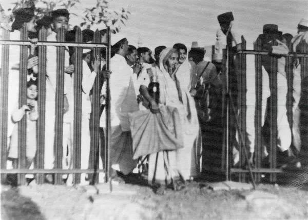 Kasturba Gandhi ve Hindistan 'da bir kapının yanında duran diğer insanlar.   