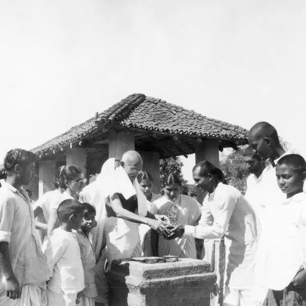 Stock image Mahatma Gandhi , Durga Mehta and others at a tulsi tree planting ceremony at Sevagram Ashram , 1946 NO MR