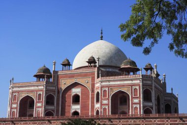 Humayun 'un mezarı 1570' te Hint Yarımadası 'nın İran mimarisi, Delhi, Hindistan UNESCO Dünya Mirası Bölgesi' ndeki ilk kırmızı kumtaşı ve beyaz mermer mezarından yapıldı.
