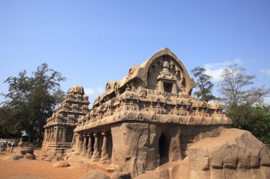 Pancha Rathas, Bhima Ratha 'nın önünde ve Dharmaraja Ratha' nın arka planında Kral Mamalla döneminde (Narasimhavarman I. 630 - 670) Monolith kaya oyma tapınakları; Mahabalipuram; Chengalpattu Bölgesi; Tamil Nadu; Hindistan UNESCO Dünya H