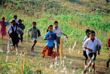 Okula Giden Çocuklar, Kala Pani, Dhule, Maharashtra, Hindistan 