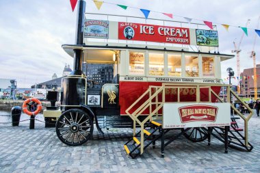 Dondurma mağazası otobüsü, Albert Dock, Liverpool, İngiltere, Birleşik Krallık 