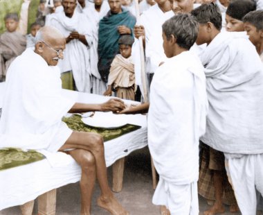 Mahatma Gandi çocuklara meyve dağıtıyor, Hindistan, Asya, 1946  