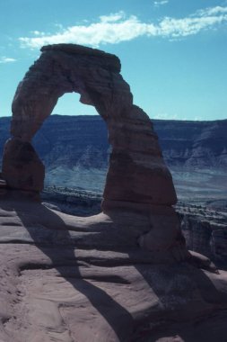 Doğanın taş kemerli ve dağlı güzel manzarası