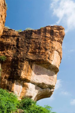 Badami, Karnataka, Hindistan 'daki pas kırmızısı kumtaşı kayalıkları. 