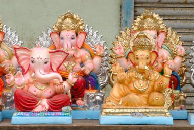 Ganesh 'in İdolleri satılık; Hindu fil başlı tanrı; Lalbaug Ganapati festivali; Bombay Mumbai; Maharashtra; Hindistan