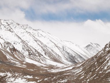 Karla kaplı dağlar ve mavi gökyüzü  