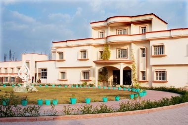 Akademik yapı Jain Vishva Bharti Üniversitesi, Ladnun, Rajasthan, Hindistan 