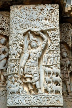 Tanrı Krishna 'nın heykeli Shiva tapınağındaki Govardhan dağını kaldırıyor, Halebidu, Hassan bölgesi, Karnataka, Hindistan 