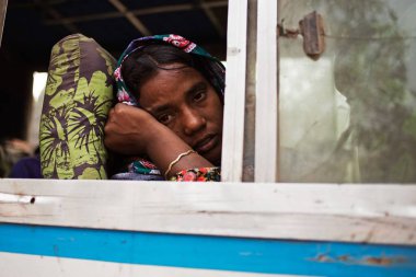 Otobüsten dışarı bakan kadın, dhaka, bangladeş 