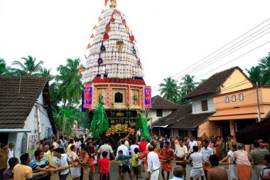 At arabası festivali insanları halat çekiyor, Palakad Palakkad, Kerala, Hindistan 