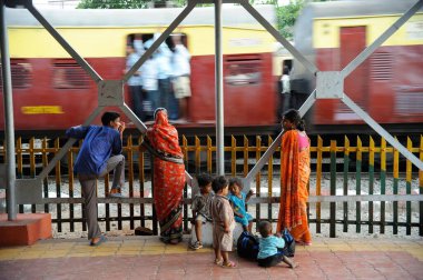 Tren istasyonundaki insanlar Bombay Mumbai, Maharashtra, Hindistan 'ı izliyorlar. 