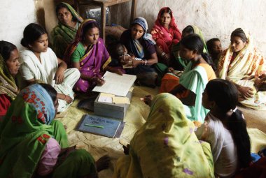 Kırsal kadın topluluğu tartışıyor, Ngo Ramkrishna Sarada Matematik ve Missan, Hazaribagh, Jharkhand, Hindistan 