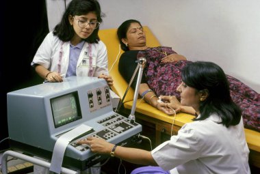 Doktorlar hastanın nabzını kontrol ediyor 