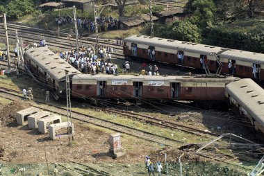 Merkezi hat Bombay Mumbai, Maharashtra, Hindistan 'daki Kurla ve Vidyavihar istasyonları arasında CST Titwala' nın beş koçu raydan çıktı. 