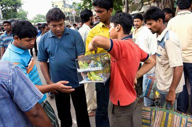 Galif Caddesi, Kolkata Kalküta, Batı Bengal, Hindistan 'da kuş satışı sahnesi 