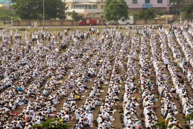 Kurban Bayramı veya Ramzan id namaaz için Lashkar-e-Eidgaah, Malegaon, Maharashtra, Hindistan 'da kalabalık toplandı. 