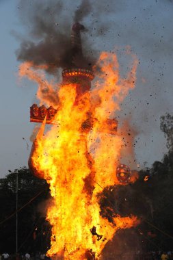 Alacakaranlık festivalinde yanan ravan heykeli, Hindistan 