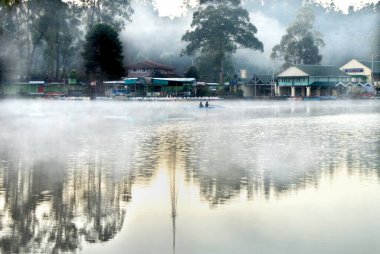 Kodaikanal Gölü 'ndeki sisli şafağın yansıması Tamilnadu Hindistan 