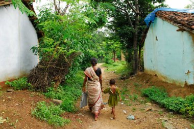 Ho kabileleri anne ve kız yürüyor, Chakradharpur, Jharkhand, Hindistan   