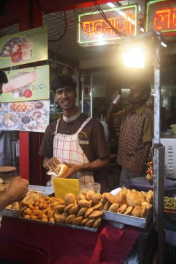Fast food; kızarmış yiyecek satan adam; Mulund; Mumbai Bombay; Maharashtra; Hindistan