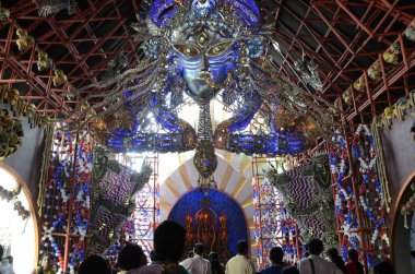 Kolkata Hindistan 'da Mudali' de Durga putuyla süslenmiş renkli Pandal. 