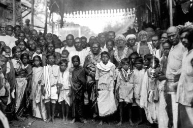 Sashtiapthapoorthi 'nin 80. yaş gününü kutlayan bir çift. 100 yıllık bir resim. 