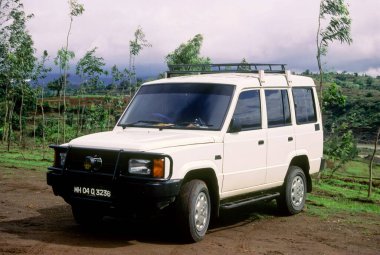 Kırsal yoldaki eski Jeep, Hindistan 