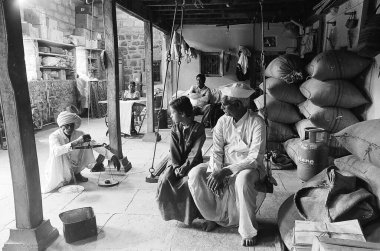 Hindistan, Karnataka 'nın Bijapur Bölgesi' nde Munagli köyünde çalışan ya da dinlenen saklanmış çantalar görülüyor. 