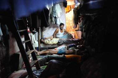 Kamathipura, Bombay Mumbai, Maharashtra, Hindistan 'da uyuyan adamlar.   