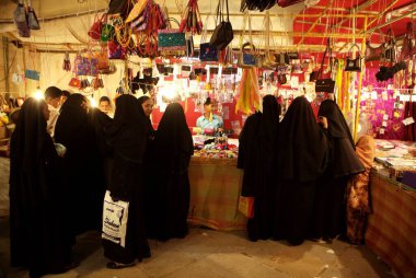Müslüman kadınlar Hindistan 'ın Maharashtra bölgesindeki Malegaon pazarında son dakika kimliklerini veya festival alışverişlerini yapıyorlar. 