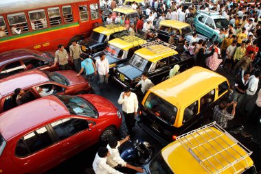 Bombay Mumbai, Maharashtra, Hindistan 'da en iyi otobüs özel taksi trafiğinde sıkıştı. 