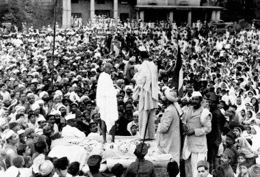 Mahatma Gandhi ve iş arkadaşı Khan Abdul Gaffar Khan, 1938 yılının Ekim ayında Hindistan 'ın kuzeybatısındaki illerde bir halk toplantısında. 