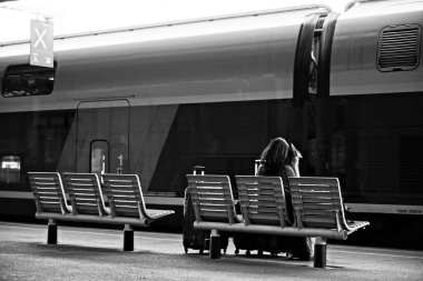 Bekleyen kadın, tren istasyonu platformu, Colmar, Grand Est, Alsace, Fransa, Avrupa
