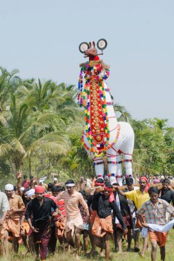 İnsanlar Trichur, Kerala, Hindistan yakınlarındaki Machattu Mamangam festivalini kutluyorlar. 