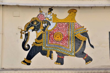 Hindistan 'daki Udaipur Şehir Sarayı Müzesi' nde fil resmi.