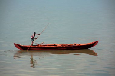 Marinedrive, Kochi Cochin, Kerala, Hindistan 'da bir adam hareket ediyor. 6-Ağustos-2008 