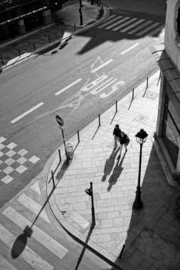 Asfalt üzerinde yürüyen hava insanları, uzun gölgeler, Paris, Fransa, Avrupa 