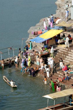 Seyyahlar Narmada 'da Omkareshwar, Khandva Bölgesi, Madhya Pradesh, Hindistan' da yıkanırlar. 