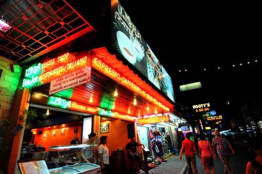 Walking Caddesi, Pattaya Adası ve Tayland 'da gece hayatı ve neon tabelaları
