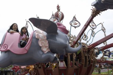 Anne ve kız, Hong Kong Disneyland 'da uyuyan güzel filin içinde oturuyor.  